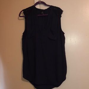 Sleeveless high low top with lace